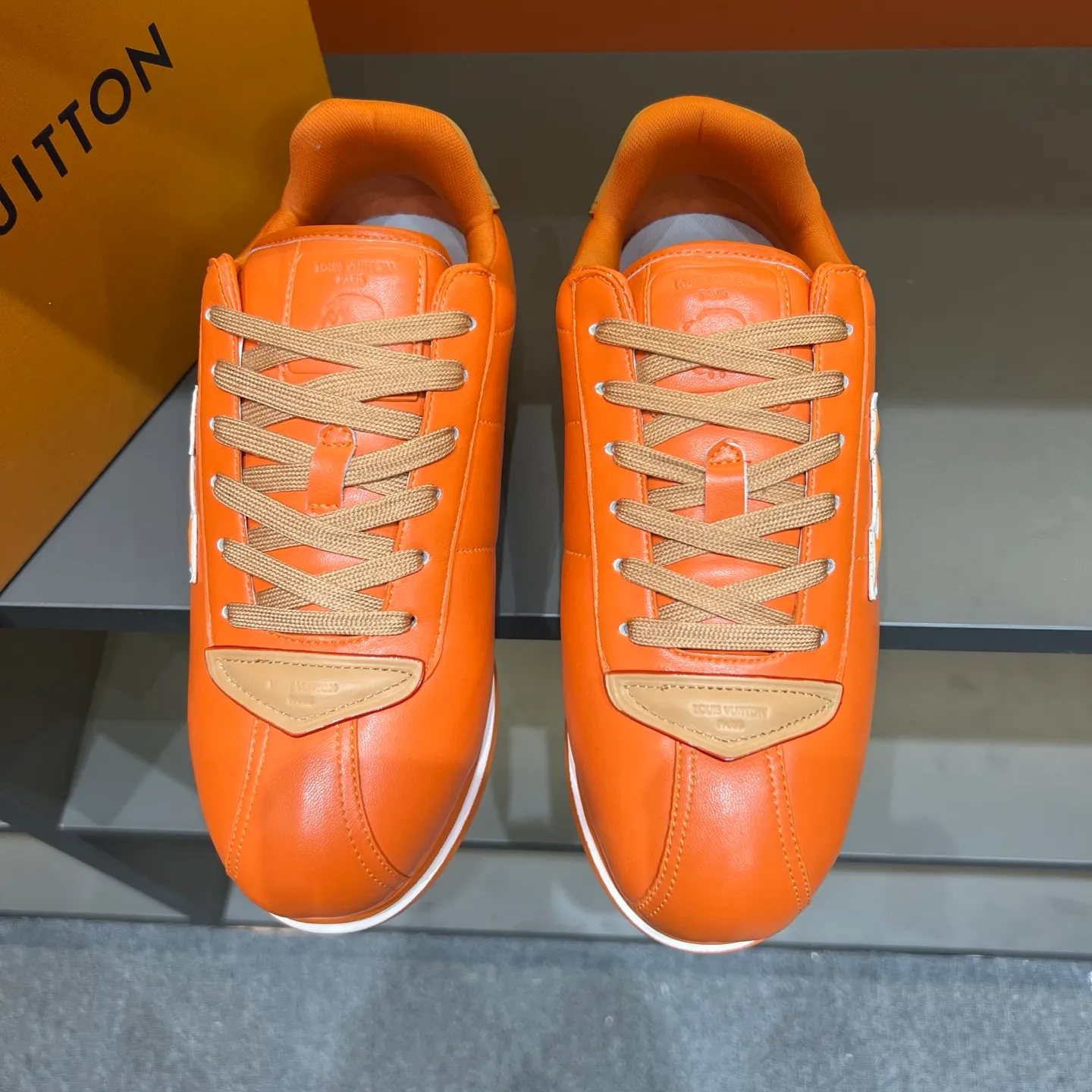 P540 Size 38-45 LV 🫏The colorful interpretation of BUTTERSOFT sneakers combines sheepskin, The colorful interpretation of LV BUTTERSOFT sneakers combines sheepskin and calfskin, bringing a super soft feel. Designed by Pharrell Williams, this '60s-inspired shoe features a padded upper that's been crafted by Louis Vuitton craftsmen to further enhance the comfort of the leather. In addition to the LV initials, it features multiple signatures, including natural leather trim and an embossed pattern of Pharrell Williams and lobster on the side, referencing the Fall/Winter 2025 men’s show. A must-have artifact for fashionistas✅